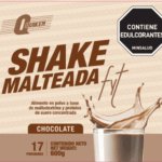 Envase de shake malteada fit sabor chocolate con información de ingredientes, porciones y advertencia de edulcorantes