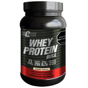 Envase negro y rojo de proteína Whey Protein Bull sabor gourmet vainilla con 23 porciones y 29g de proteína por servicio