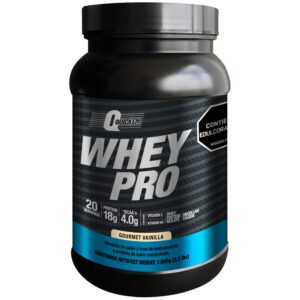 Envase negro y azul de proteína en polvo Whey Pro sabor gourmet vainilla con 20 porciones y 18 gramos de proteína por servicio
